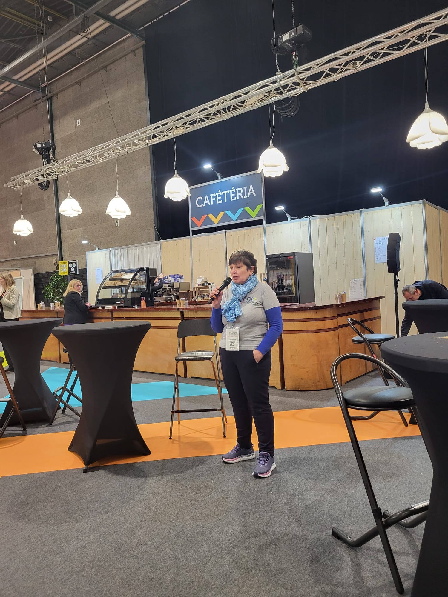 Présentation d’un chariot de travail ergonomique lors du salon SAFEXPO à Brest