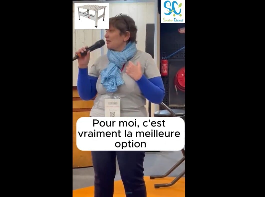 Isabelle Nicolas présentant un chariot de manutention à hauteur variable lors du salon Safexpo Brest 2026.